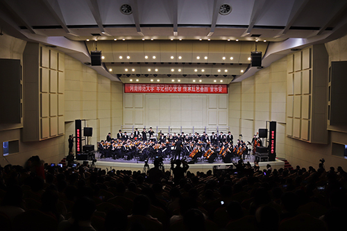 【初心•使命】我校万人共赏《黄...