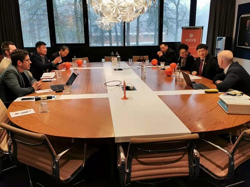 李学志一行与荷兰皇家足球协会秘书长Gijs de jong等座谈交流 李学志一行与荷兰皇家足球协会秘书长Gijs de jong等座谈交流