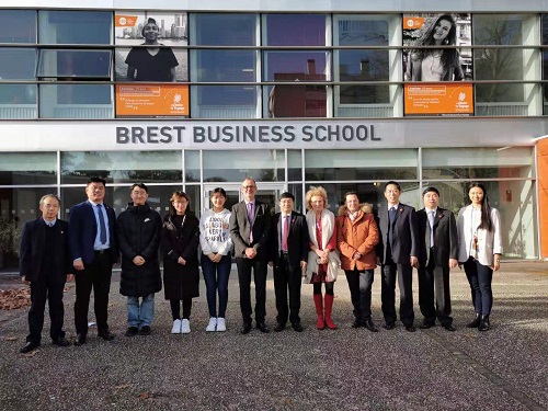 李学志一行看望我校在法国布雷斯特商学院学习的学生 李学志一行看望我校在法国布雷斯特商学院学习的学生