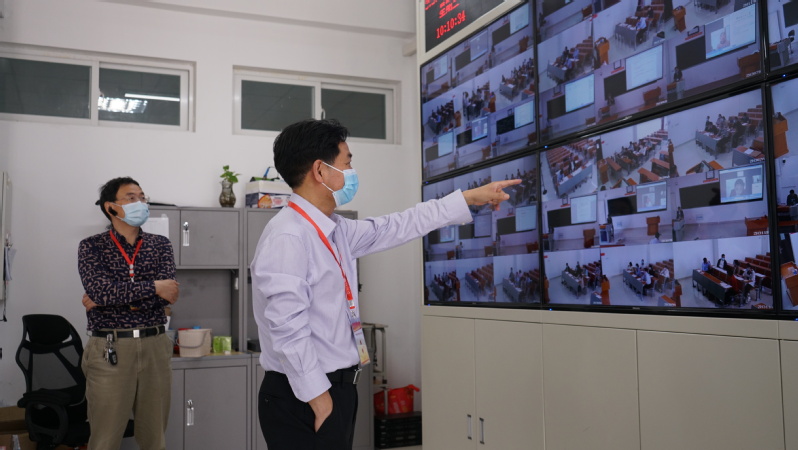 主考刘玉芳副校长正在视频巡视