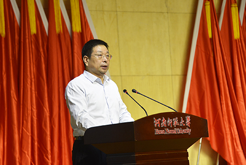 校长常俊标发表讲话 校长常俊标发表讲话