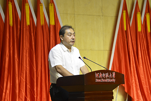 党委常委、副校长岳杰勇宣读表彰决定 党委常委、副校长岳杰勇宣读表彰决定