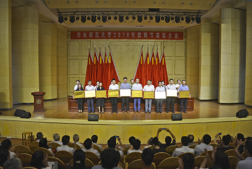 校领导为获奖教师颁奖 校领导为获奖教师颁奖