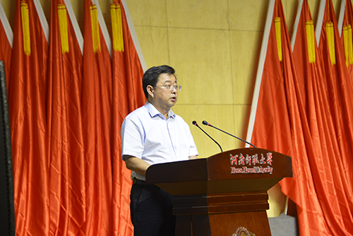 党委副书记臧振春宣读表彰通报 党委副书记臧振春宣读表彰通报