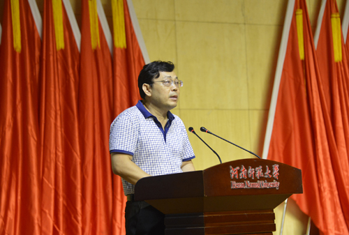 党委常委、副校长李雪山宣读表彰决定 党委常委、副校长李雪山宣读表彰决定