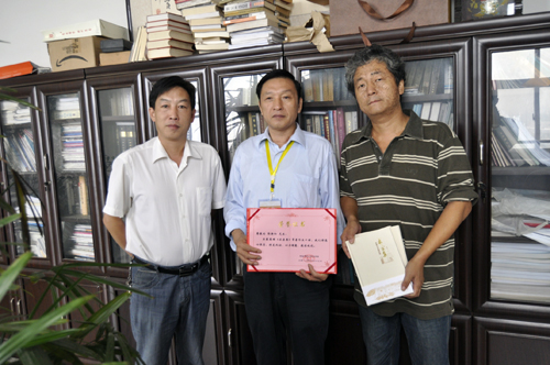 河南省科学院院长郭新和校友向我校图书馆捐赠图书