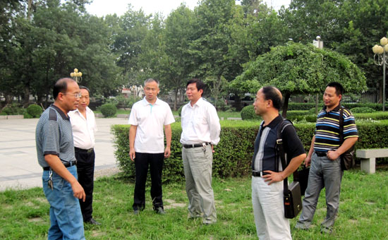 集团领导检查开学前准备工作