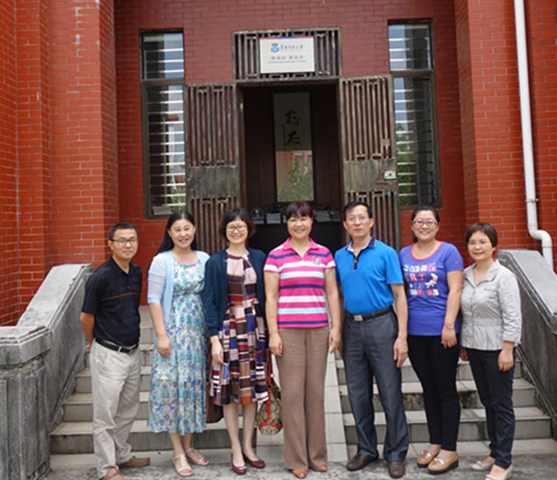 魏主任一行和环南师范大学的校友工作者