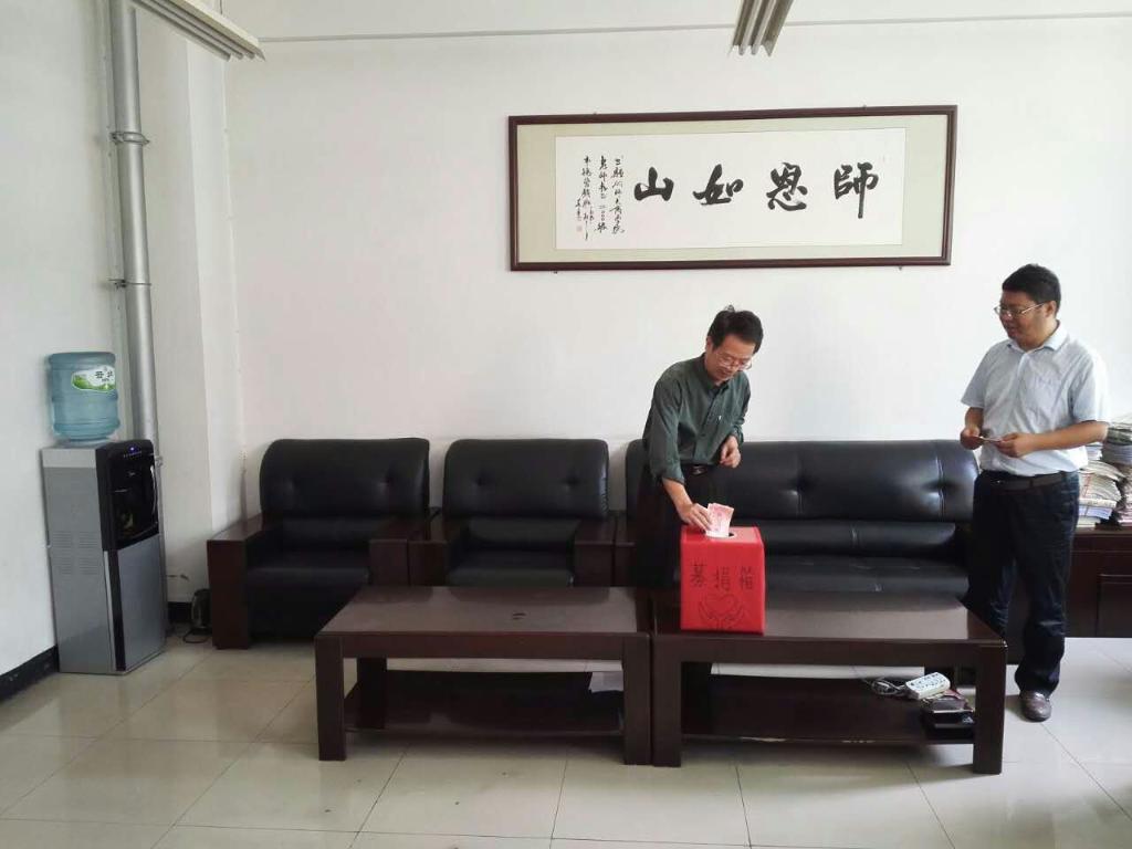 商学院领导为学生捐款1