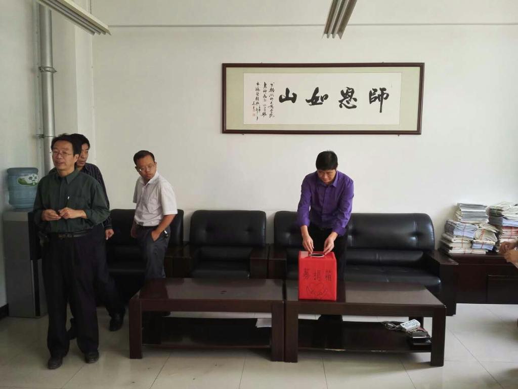 商学院领导为学生捐款2