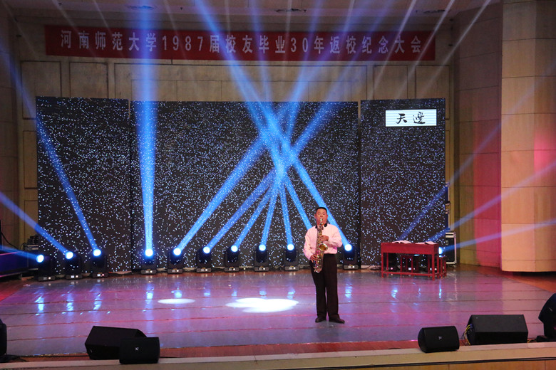 体育系表演的独唱《天边》