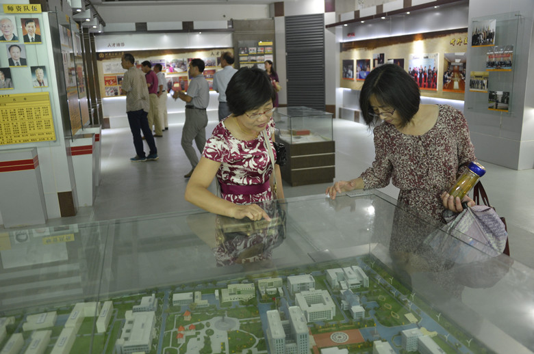 校友们在参观校史馆