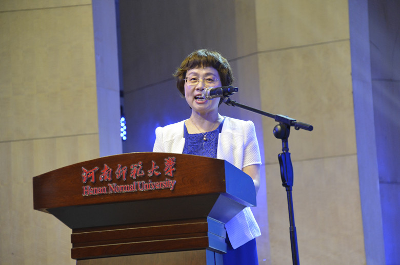 校友代表孙友莲发言