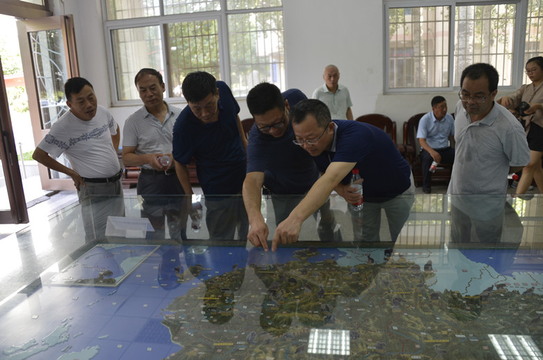 校友们在参观生物标本馆