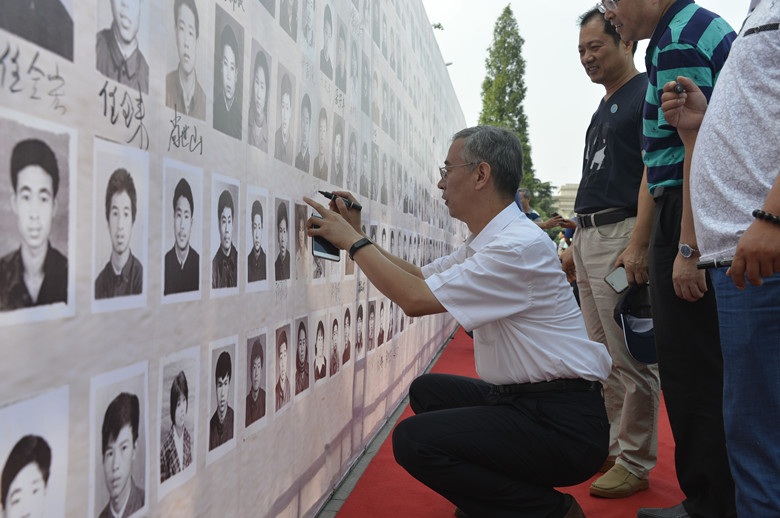 校友在认真签名