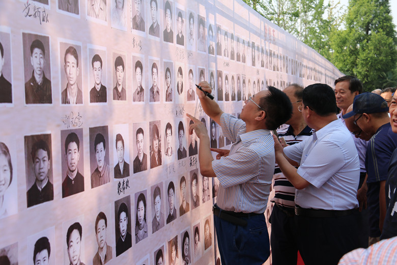 校友在认真签名