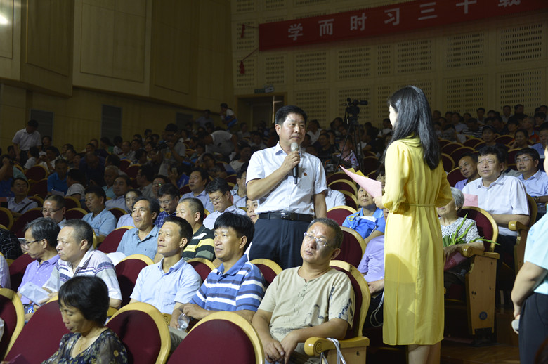 校友在接受访谈