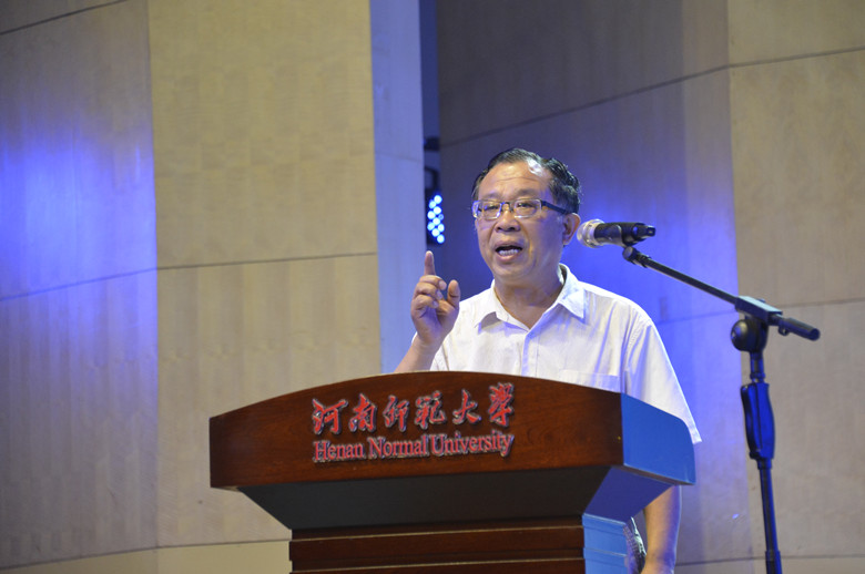 教师代表罗建平发言