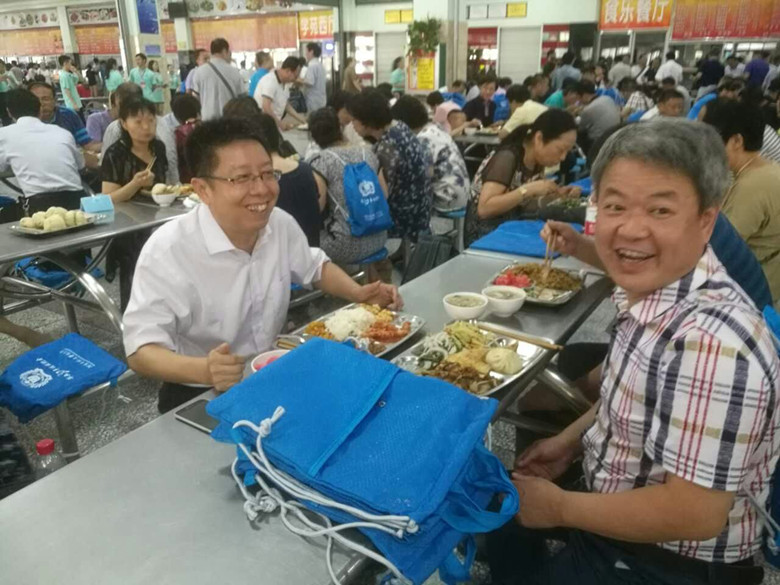 副校长马治军陪校友们共进午餐