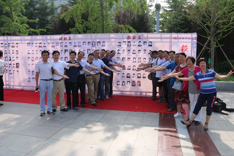 校友在照片签名墙签名并合影留念