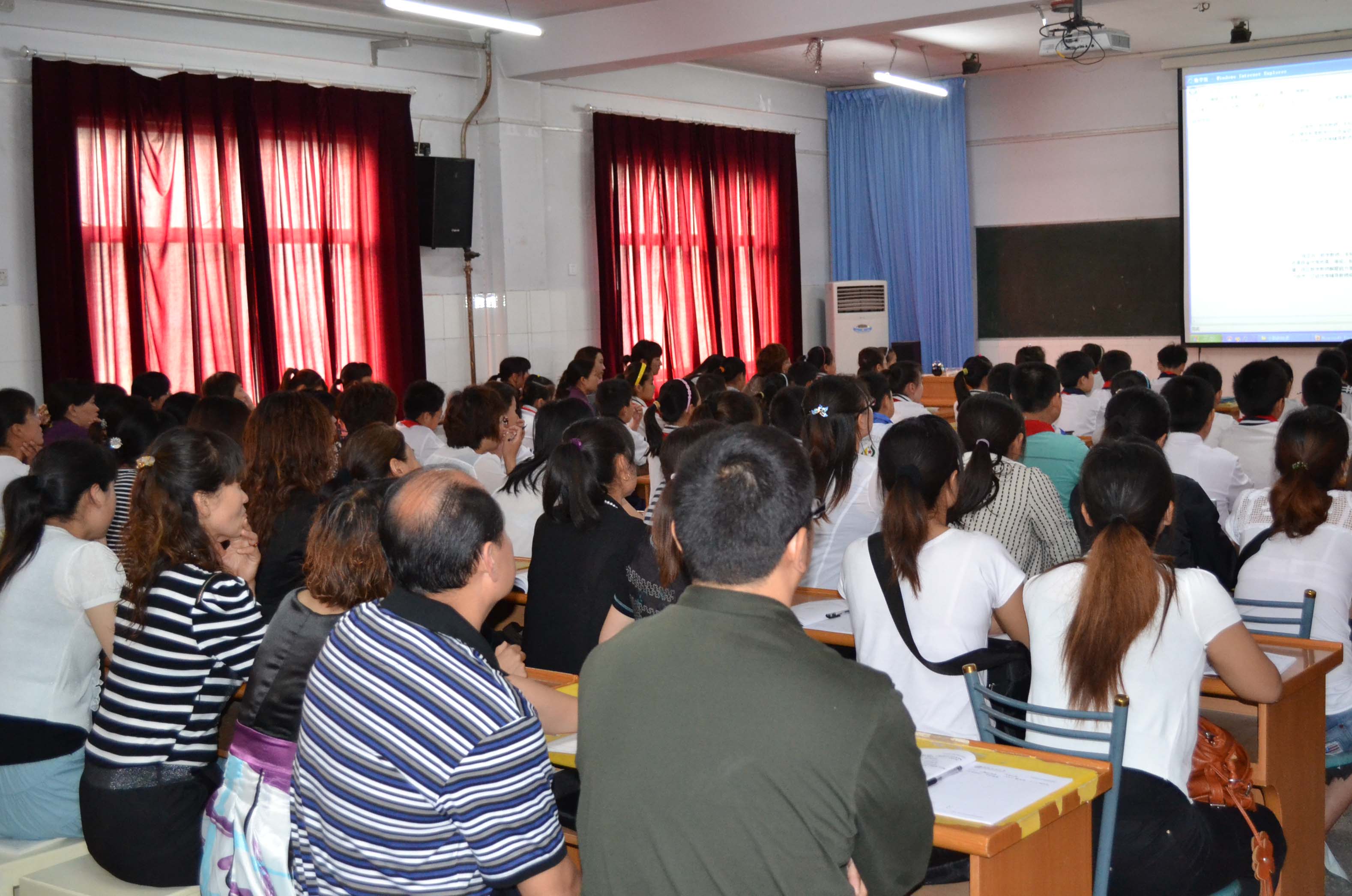 认真观摩教学 摄影:许志强