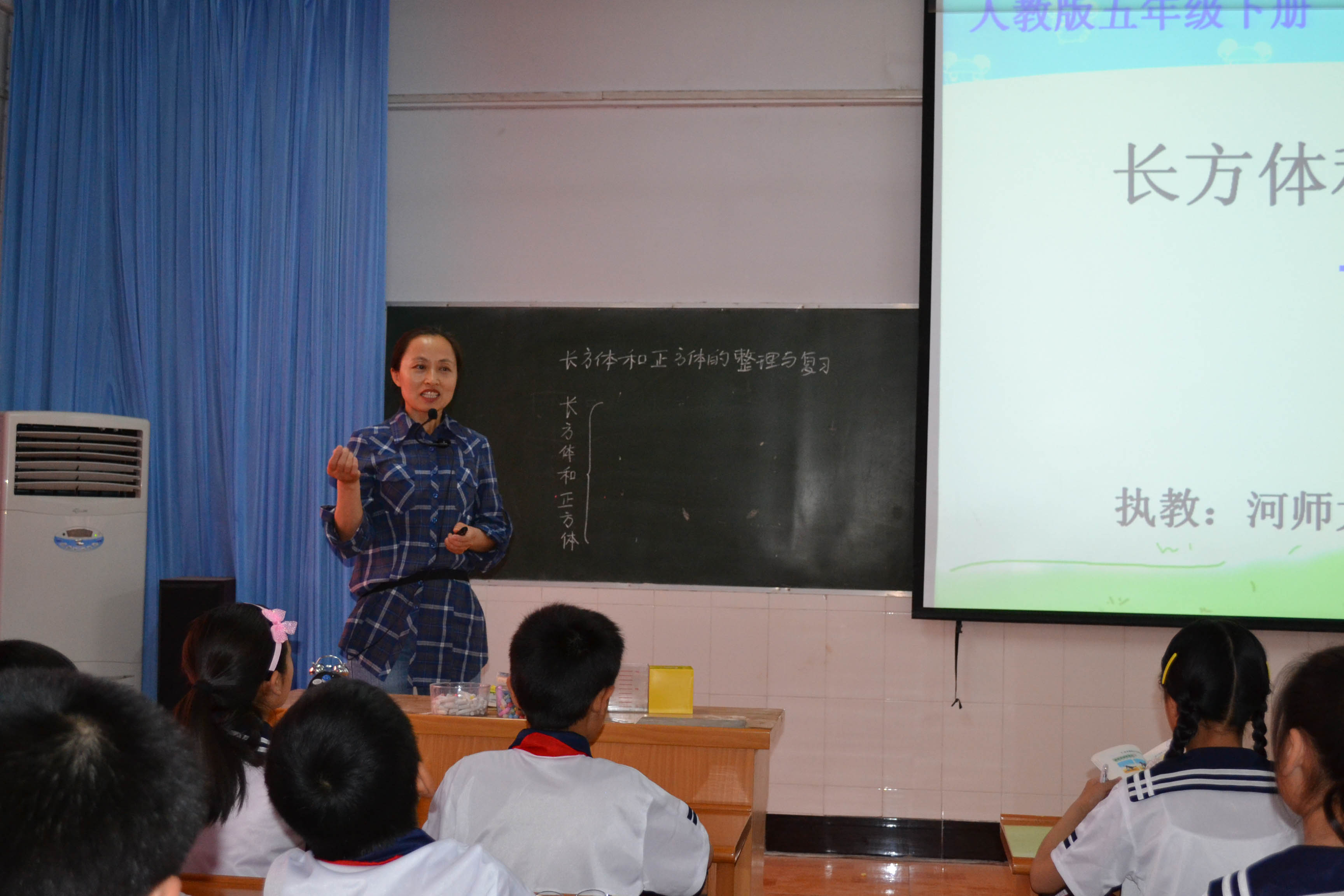 尚景新老师执教《长方体与正方体的整理与复习》 摄影:许志强