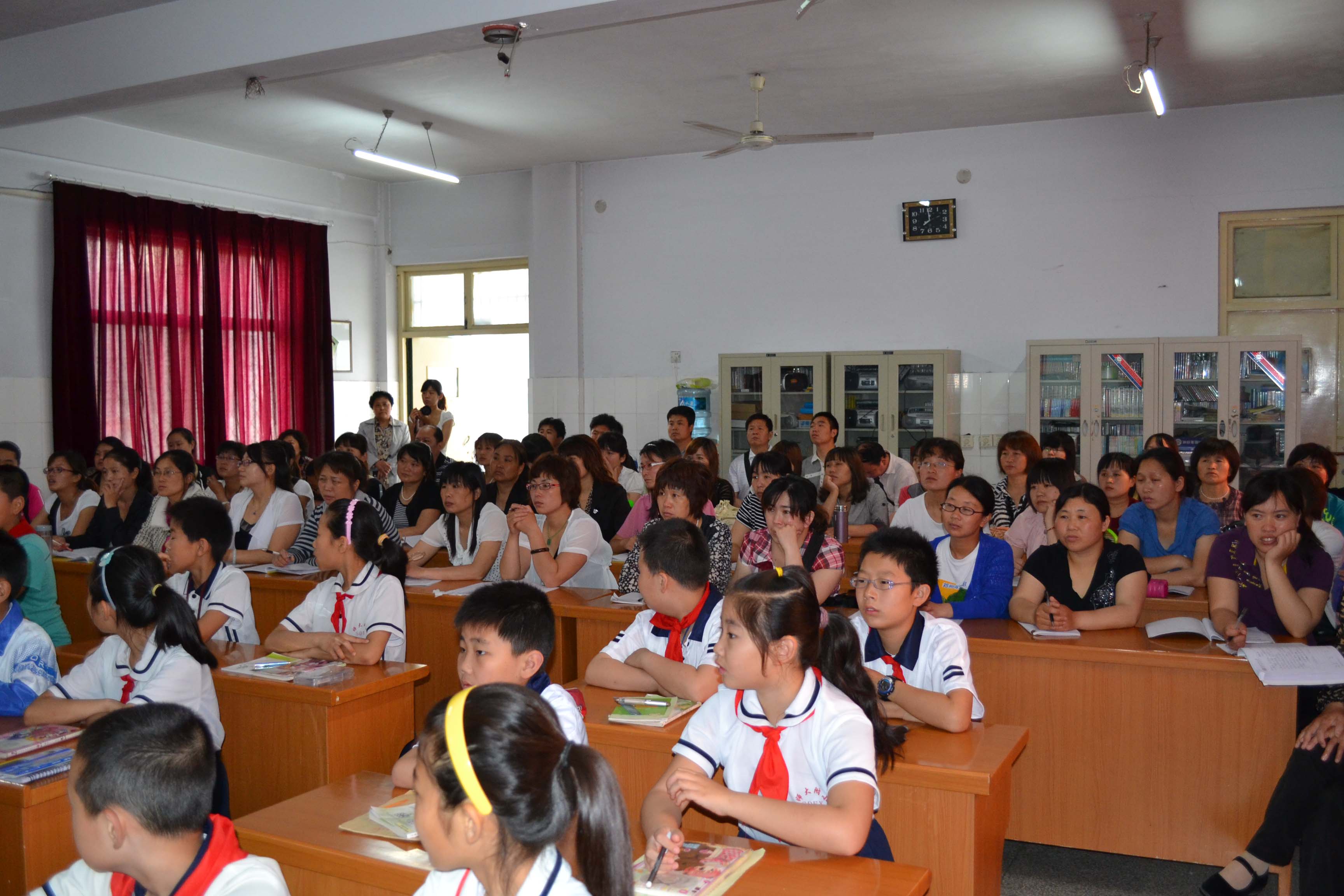 倾听同学回答问题 摄影:许志强