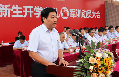 党委副书记陈广文宣读《伟德官网下载苹果版“优秀新生奖学金”表彰决定》 党委副书记陈广文宣读《伟德官网下载苹果版“优秀新生奖学金”表彰决定》