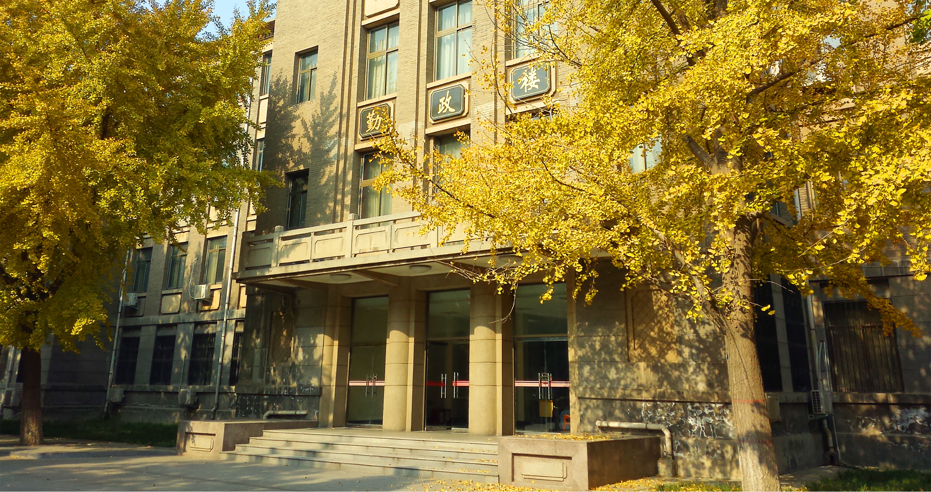 <a href='//www.ldvrms.com/yjszsw/2025/0918/c22972a355502/page.htm' target='_blank' title='校园风景'>校园风景</a>