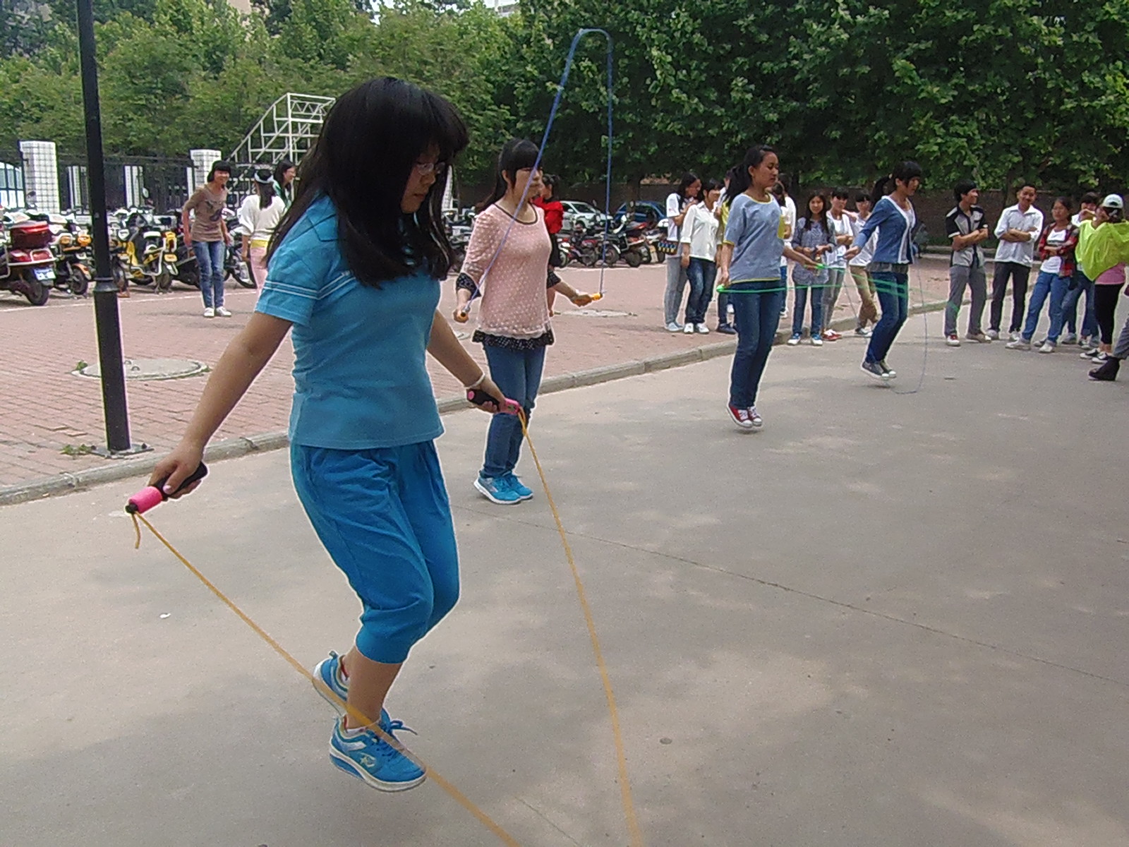 数学与信息科学学院举办“走向操场,找寻童年记忆”趣味运动会