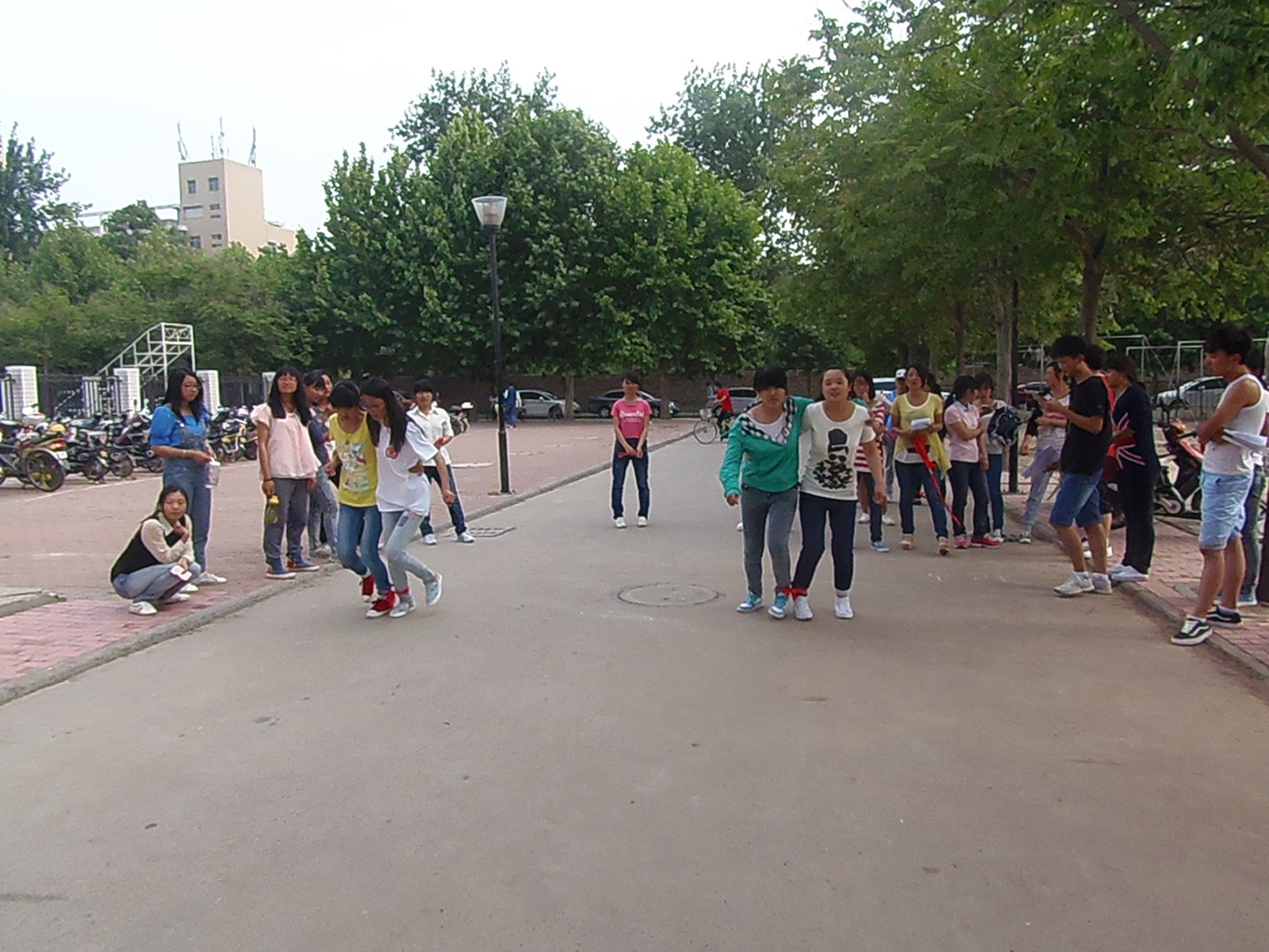 数学与信息科学学院举办“走向操场,找寻童年记忆”趣味运动会