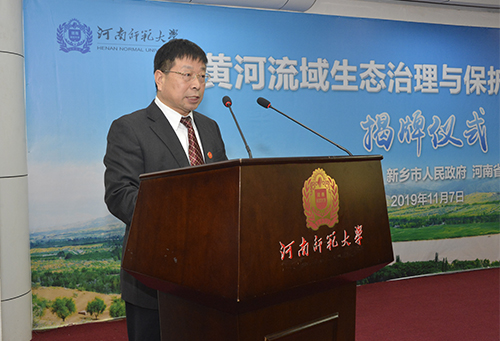 校长常俊标宣读通知 校长常俊标宣读通知